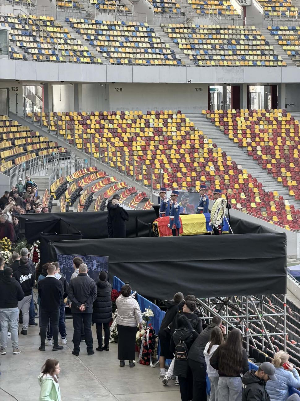 Imagini emoționante pe Arena Națională. Mulțimi de oameni vin să își ia rămas bun de la Mircea Lucescu 1059565