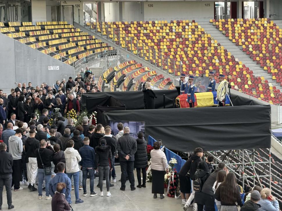 Imagini emoționante pe Arena Națională. Mulțimi de oameni vin să își ia rămas bun de la Mircea Lucescu 1059566