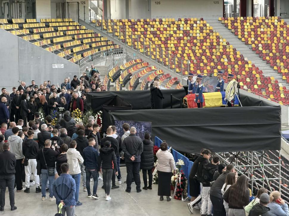 Imagini emoționante pe Arena Națională. Mulțimi de oameni vin să își ia rămas bun de la Mircea Lucescu 1059567