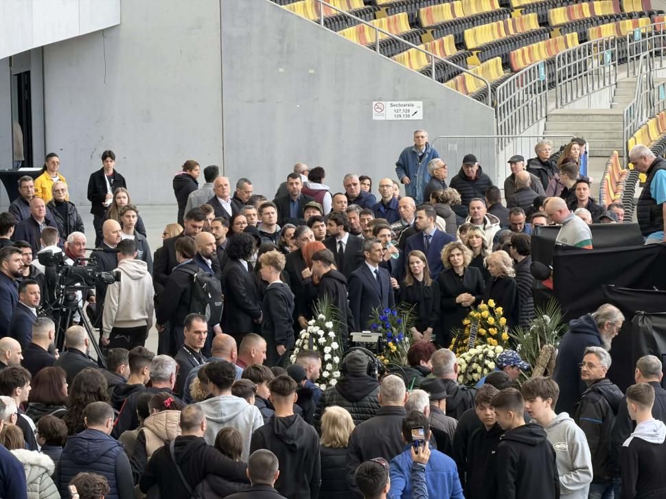 Imagini emoționante pe Arena Națională. Mulțimi de oameni vin să își ia rămas bun de la Mircea Lucescu 1059568