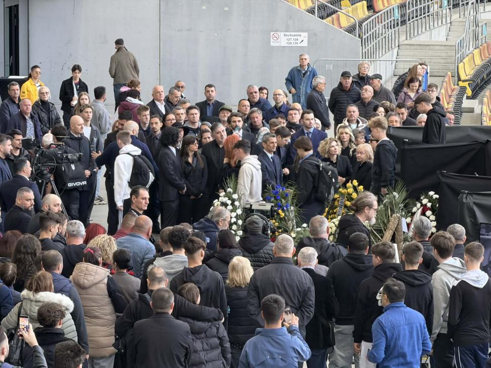 Imagini emoționante pe Arena Națională. Mulțimi de oameni vin să își ia rămas bun de la Mircea Lucescu 1059571