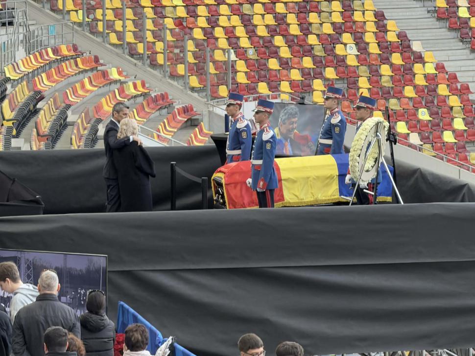 Imagini emoționante pe Arena Națională. Mulțimi de oameni vin să își ia rămas bun de la Mircea Lucescu 1059572