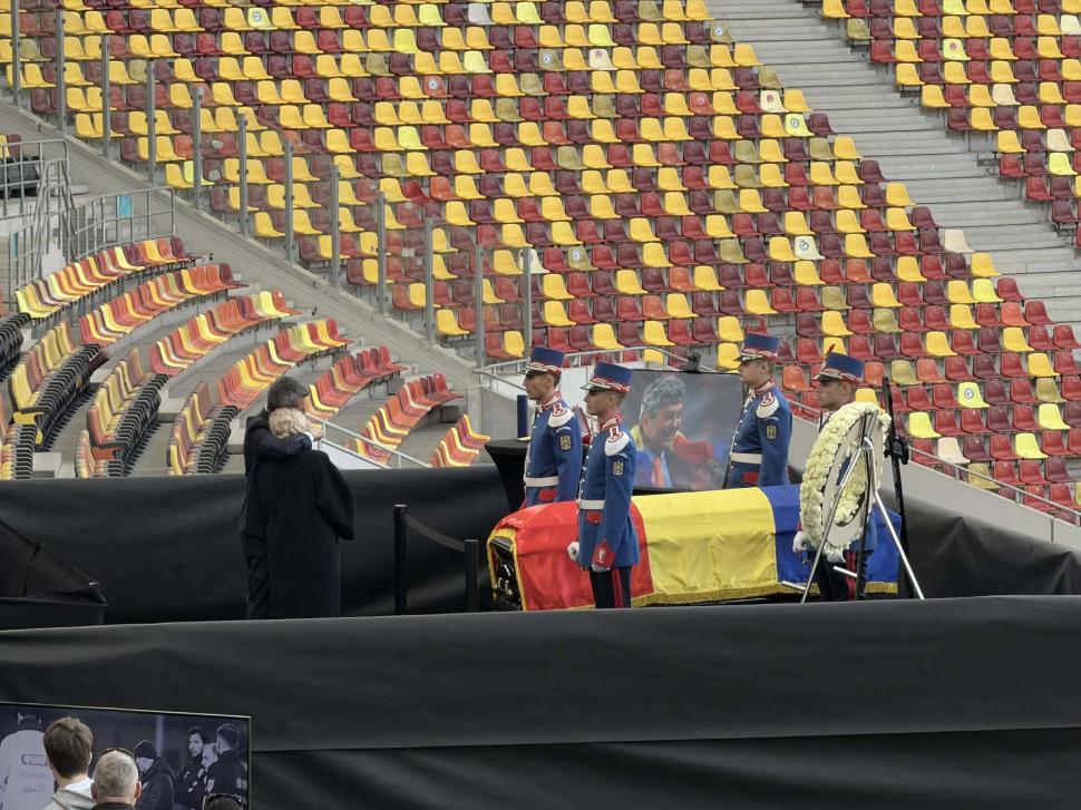 Imagini emoționante pe Arena Națională. Mulțimi de oameni vin să își ia rămas bun de la Mircea Lucescu 1059573