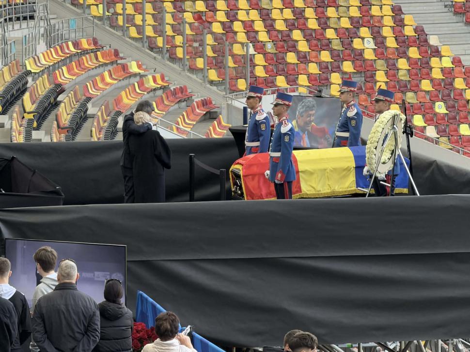 Imagini emoționante pe Arena Națională. Mulțimi de oameni vin să își ia rămas bun de la Mircea Lucescu 1059574