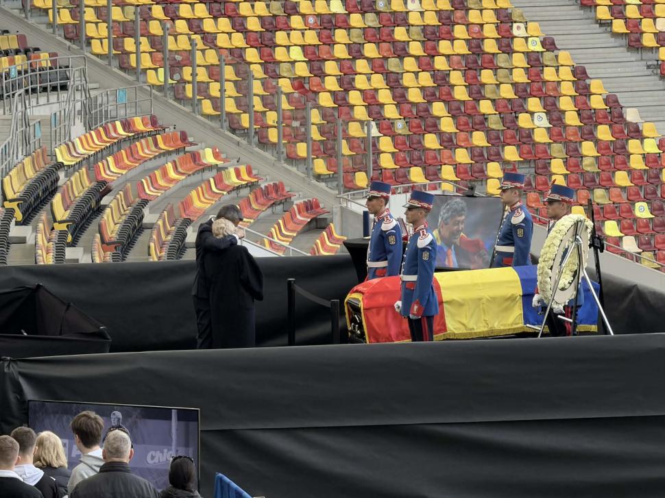 Imagini emoționante pe Arena Națională. Mulțimi de oameni vin să își ia rămas bun de la Mircea Lucescu 1059575