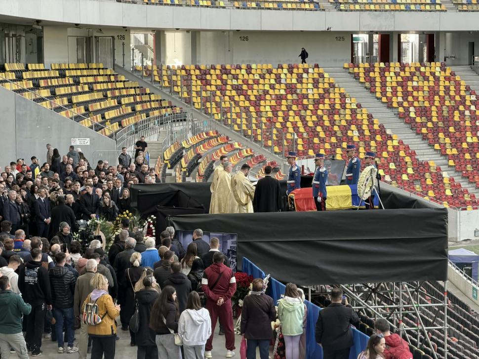 Imagini emoționante pe Arena Națională. Mulțimi de oameni vin să își ia rămas bun de la Mircea Lucescu 1059577