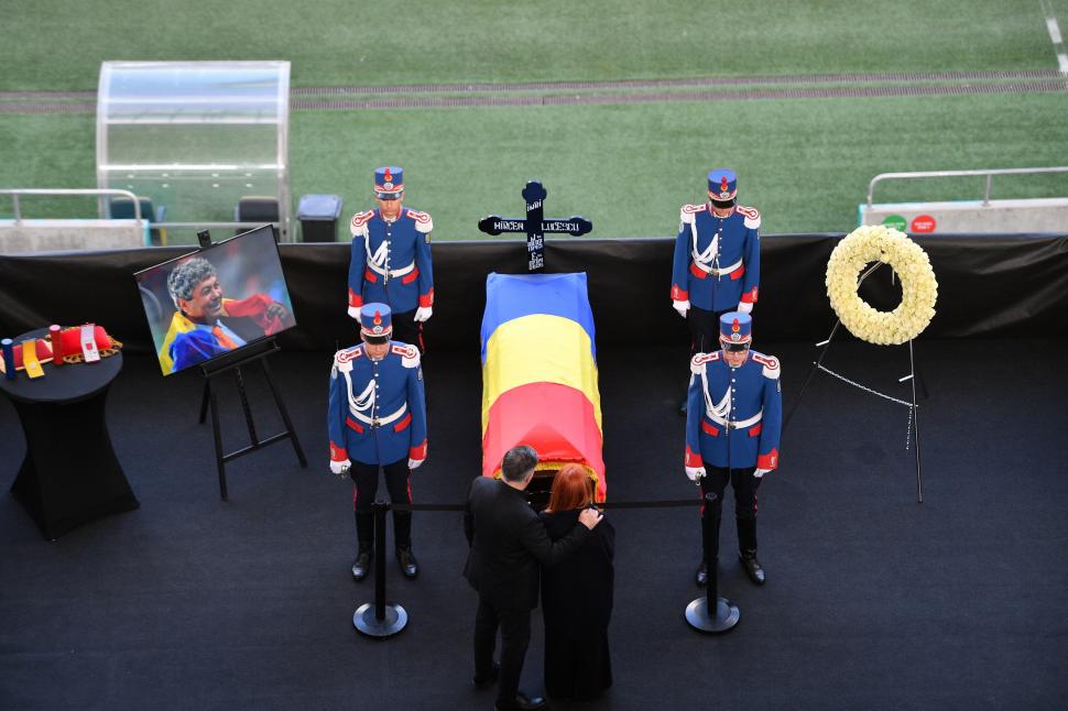 Imagini emoționante de la Arena Națională. Altar de flori în memoria lui Mircea Lucescu. Premierul Bolojan i-a adus un ultim omagiu 1059664