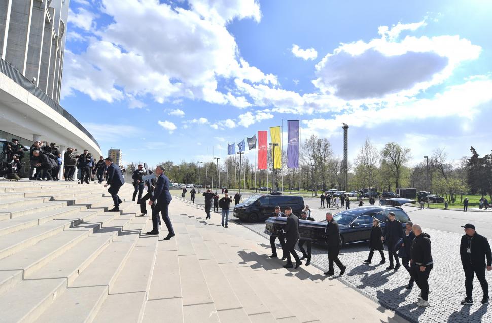Imagini emoționante de la Arena Națională. Altar de flori în memoria lui Mircea Lucescu. Premierul Bolojan i-a adus un ultim omagiu 1059683