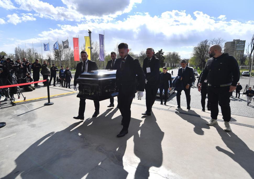 Imagini emoționante de la Arena Națională. Altar de flori în memoria lui Mircea Lucescu. Premierul Bolojan i-a adus un ultim omagiu 1059684