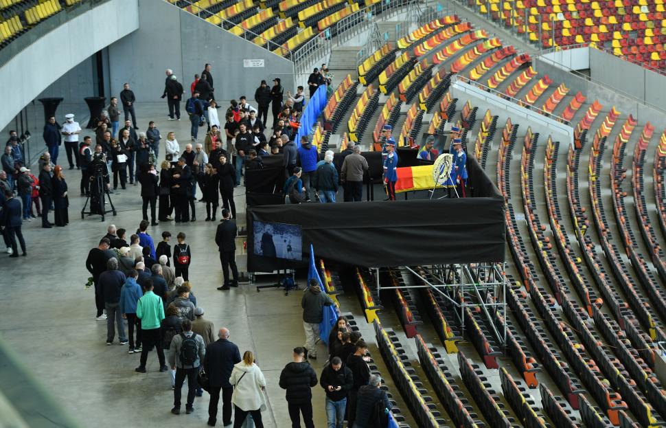 Imagini emoționante de la Arena Națională. Altar de flori în memoria lui Mircea Lucescu. Premierul Bolojan i-a adus un ultim omagiu 1059685