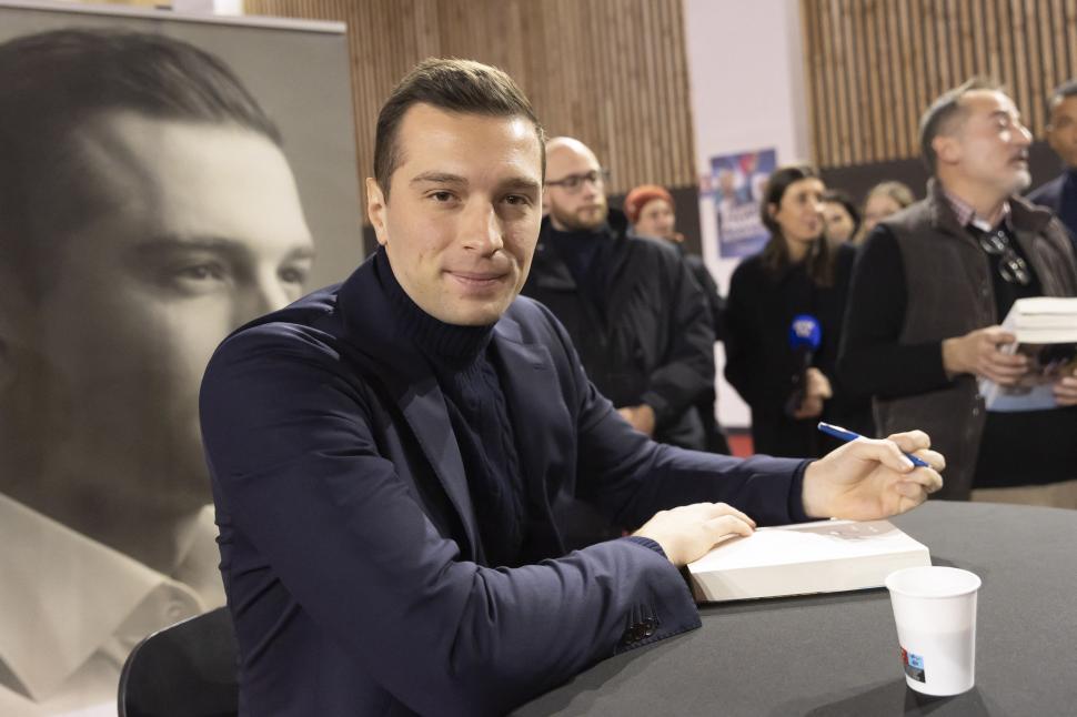 Jordan Bardella şi o ducesă italiană, fotografiaţi ţinându-se de mână în Corsica. "Povestea de dragoste la care nimeni nu se aştepta" 1059800