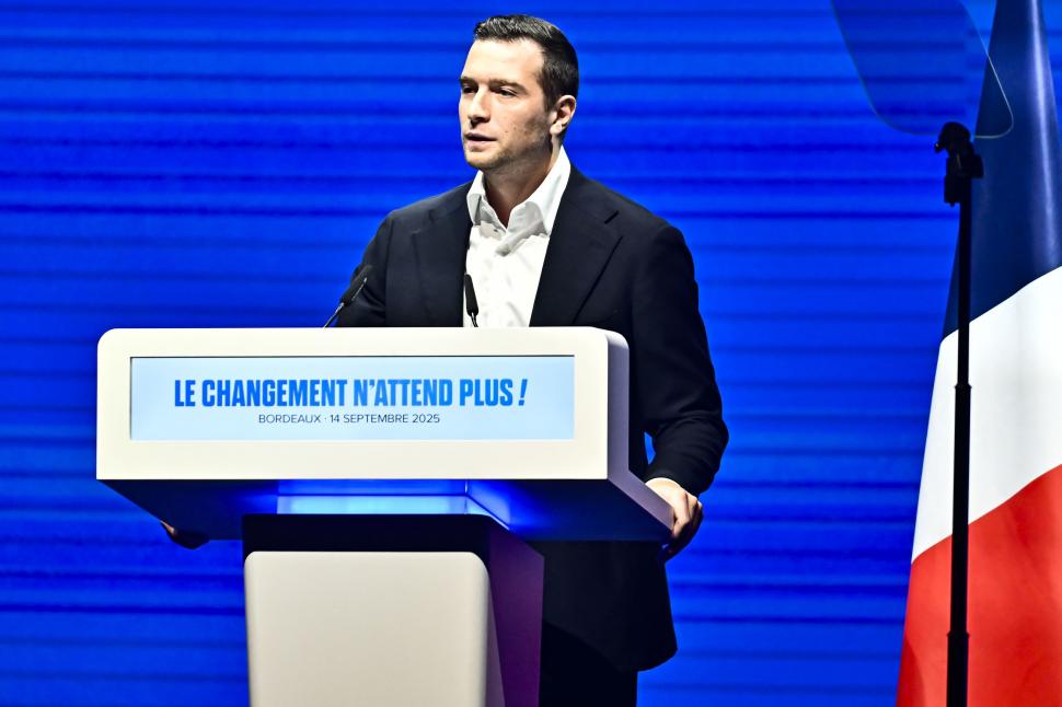 Jordan Bardella şi o ducesă italiană, fotografiaţi ţinându-se de mână în Corsica. "Povestea de dragoste la care nimeni nu se aştepta" 1059802