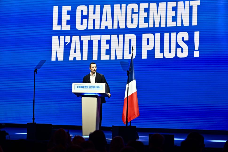 Jordan Bardella şi o ducesă italiană, fotografiaţi ţinându-se de mână în Corsica. "Povestea de dragoste la care nimeni nu se aştepta" 1059803