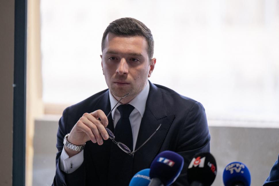 Jordan Bardella şi o ducesă italiană, fotografiaţi ţinându-se de mână în Corsica. "Povestea de dragoste la care nimeni nu se aştepta" 1059806