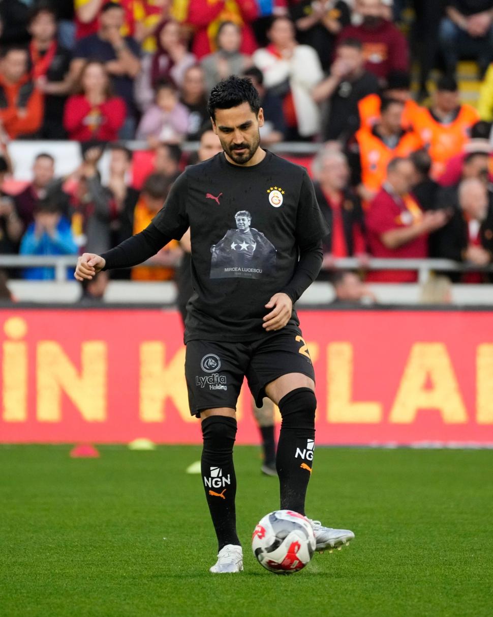 Jucătorii Galatasaray, mesaj special în română pentru Mircea Lucescu, în Campionatul Turciei. Momente de reculegere, pe mari stadioane 1059699