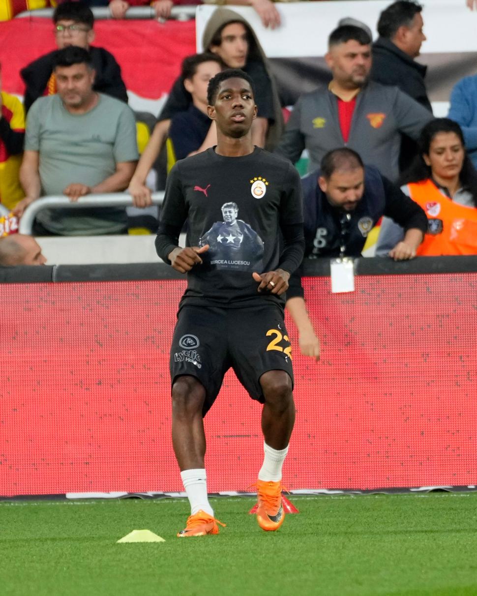 Jucătorii Galatasaray, mesaj special în română pentru Mircea Lucescu, în Campionatul Turciei. Momente de reculegere, pe mari stadioane 1059702