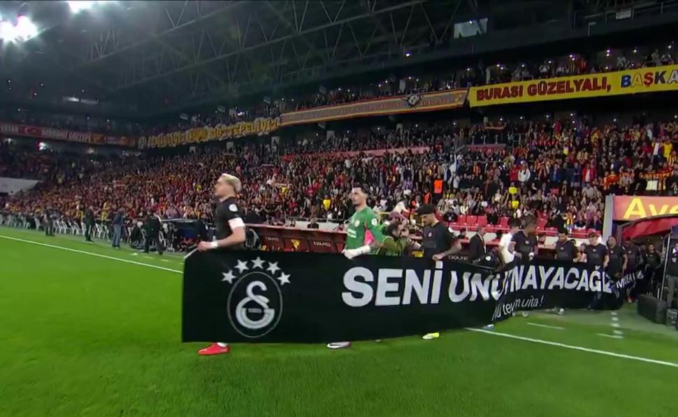 Jucătorii Galatasaray, mesaj special în română pentru Mircea Lucescu, în Campionatul Turciei. Momente de reculegere, pe mari stadioane 1059711