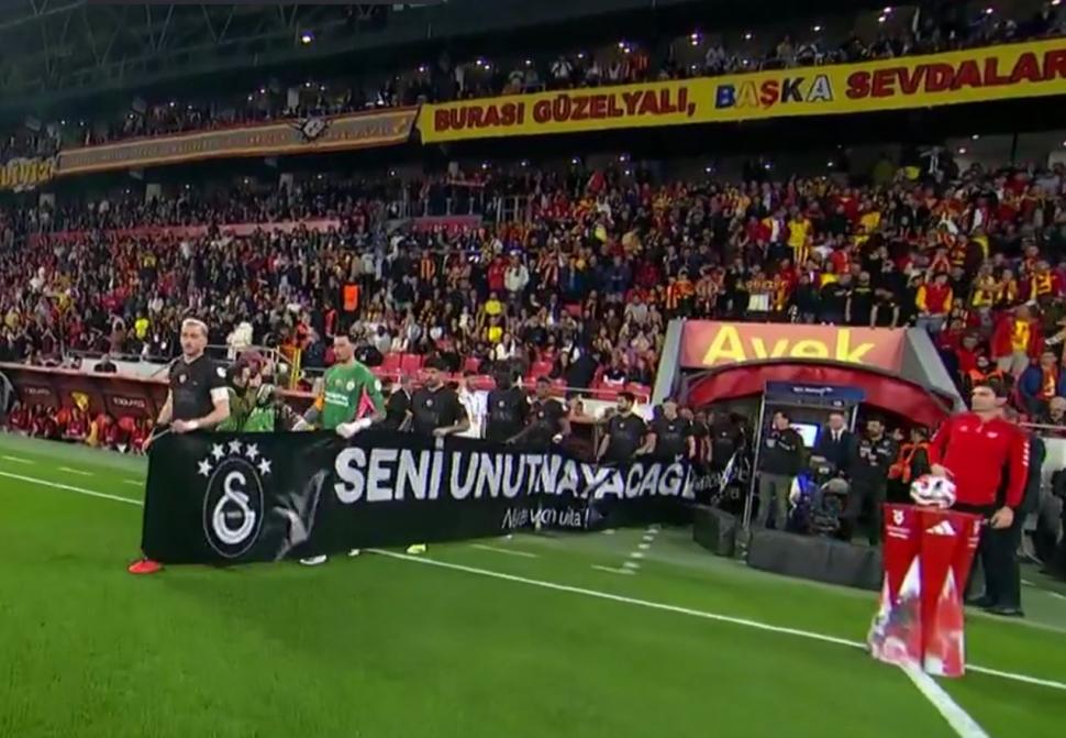 Jucătorii Galatasaray, mesaj special în română pentru Mircea Lucescu, în Campionatul Turciei. Momente de reculegere, pe mari stadioane 1059713