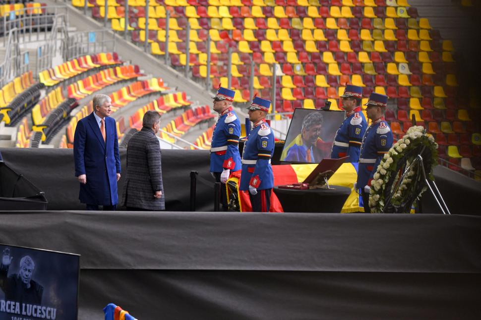 Miliardarul ucrainean Rinat Ahmetov, omagiu pentru Mircea Lucescu, la Bucureşti. "M-a învățat să beau vin. Eu l-am învățat karaoke" 1059900