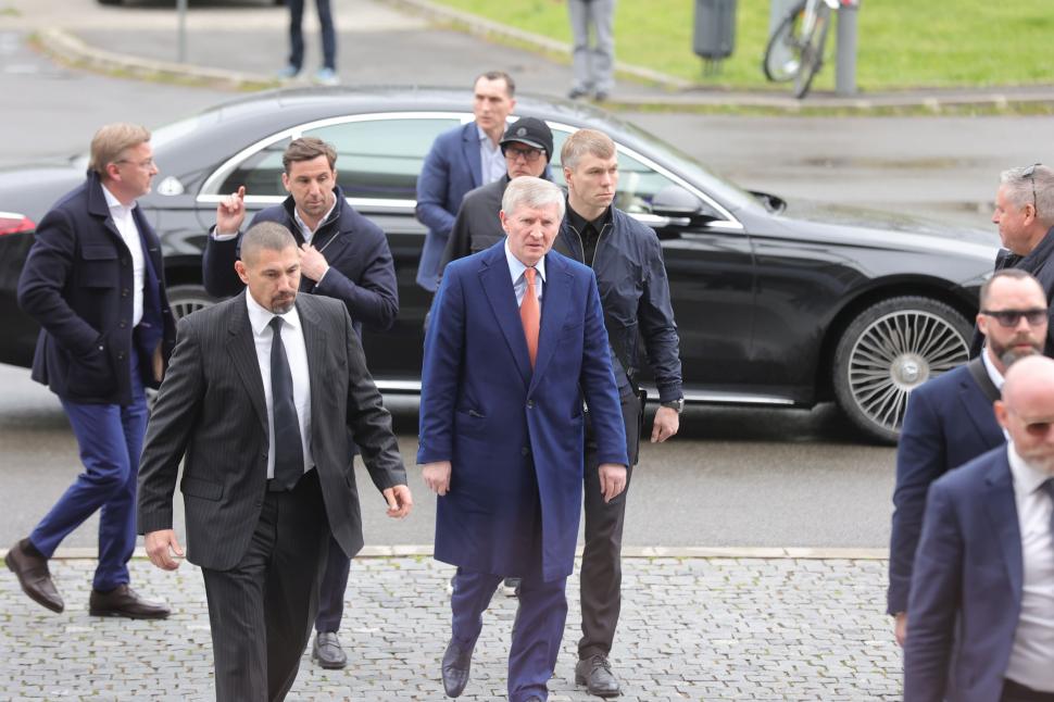 Miliardarul ucrainean Rinat Ahmetov, omagiu pentru Mircea Lucescu, la Bucureşti. "M-a învățat să beau vin. Eu l-am învățat karaoke" 1059901