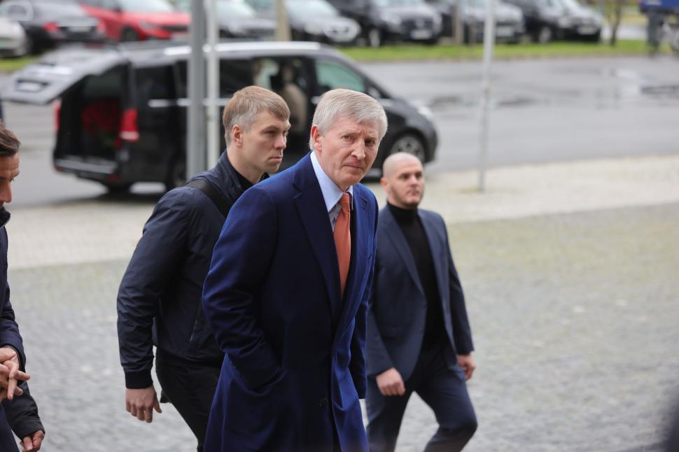 Miliardarul ucrainean Rinat Ahmetov, omagiu pentru Mircea Lucescu, la Bucureşti. "M-a învățat să beau vin. Eu l-am învățat karaoke" 1059902