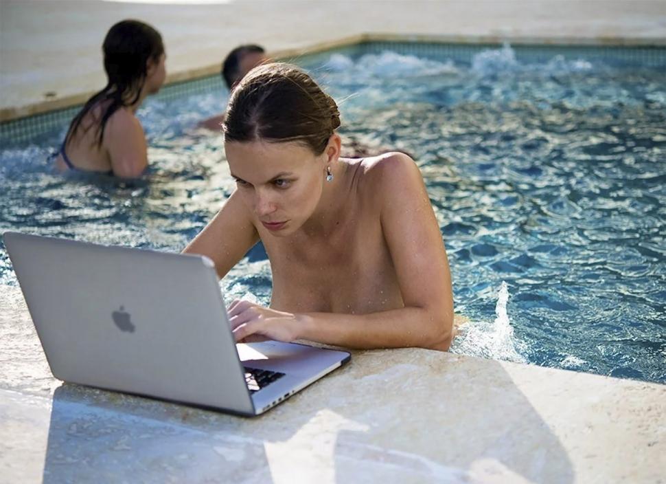 Ucrainenii sunt indignați că o tânără, fost model care a pozat nud, a fost numită consul în Dominicană. A fost demisă după 14 zile 1059761