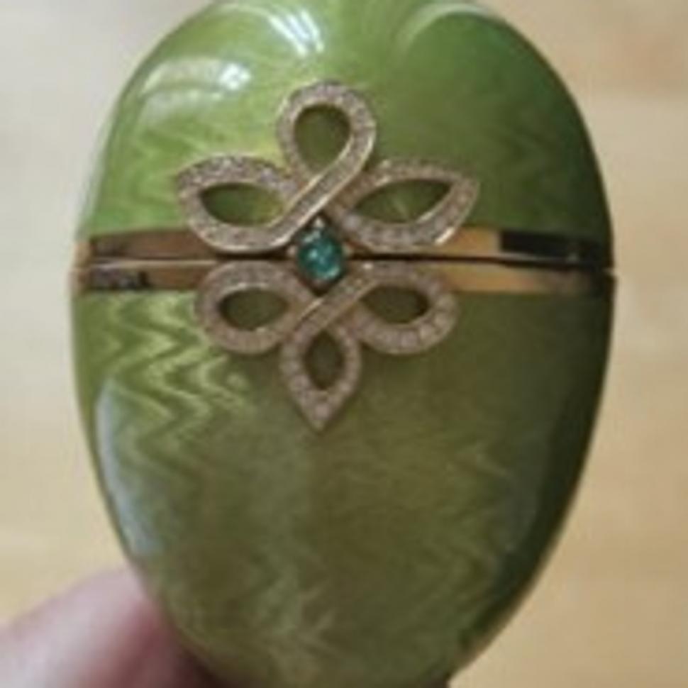 Un hoț a furat o poșetă și nu și-a dat seama că obiectul bizar din ea era un ou Fabergé de 2 mil. €. L-a dat la schimb pe niște droguri 1059866