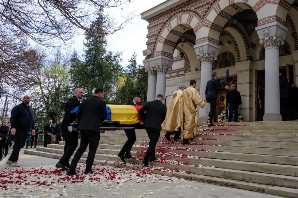 Mircea Lucescu a fost înmormântat cu onoruri militare la Cimitirul Bellu 1060003