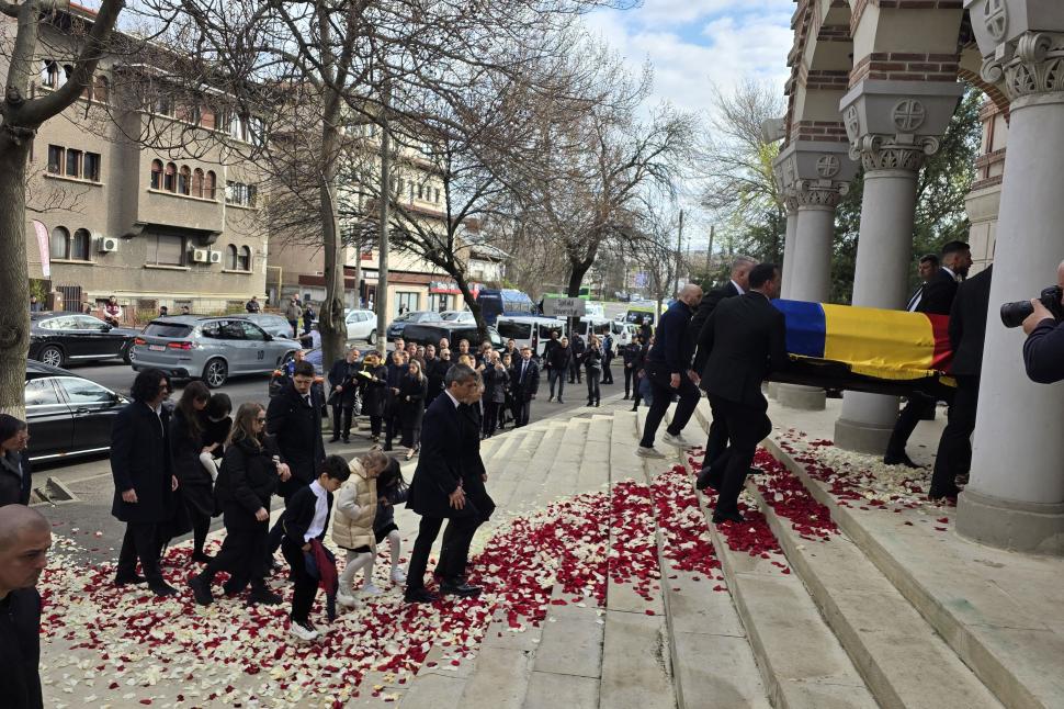 Mircea Lucescu a fost înmormântat cu onoruri militare la Cimitirul Bellu 1060004