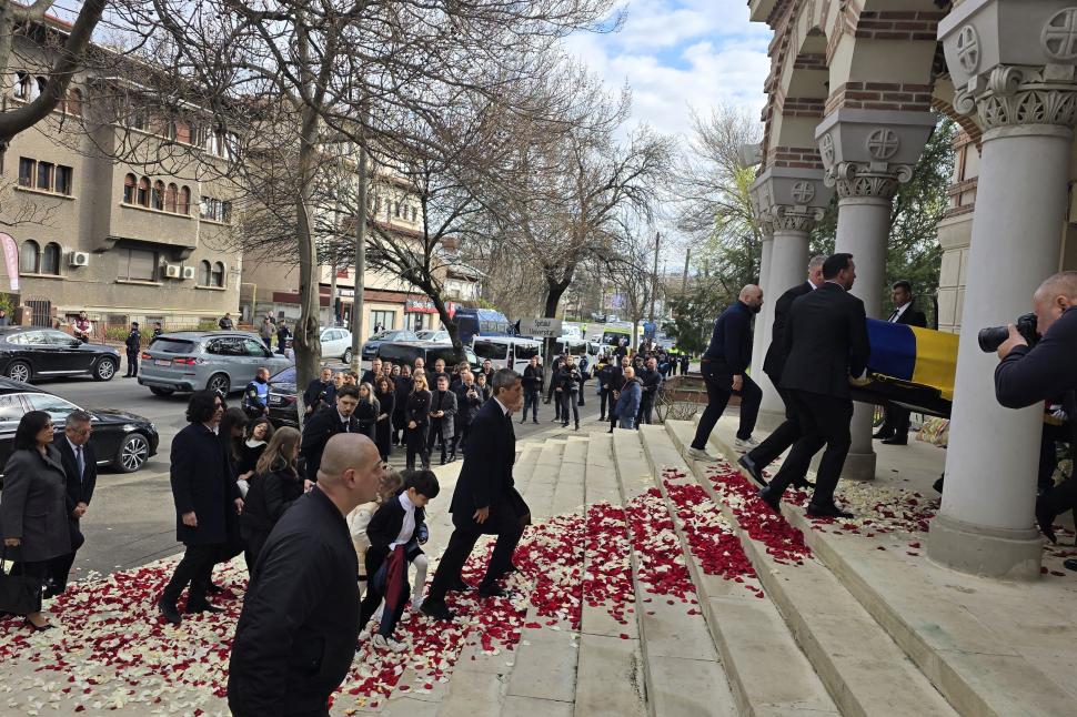 Mircea Lucescu a fost înmormântat cu onoruri militare la Cimitirul Bellu 1060005