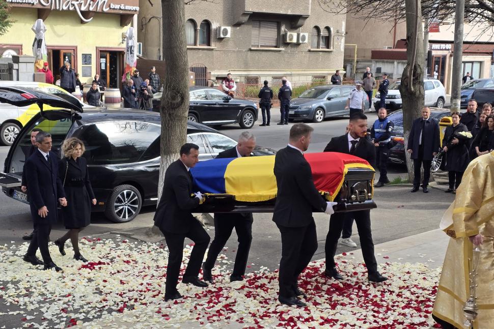 Mircea Lucescu a fost înmormântat cu onoruri militare la Cimitirul Bellu 1060007