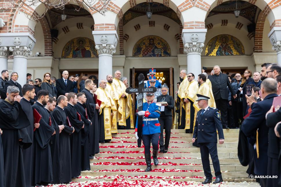 Mircea Lucescu a fost înmormântat cu onoruri militare la Cimitirul Bellu 1060018