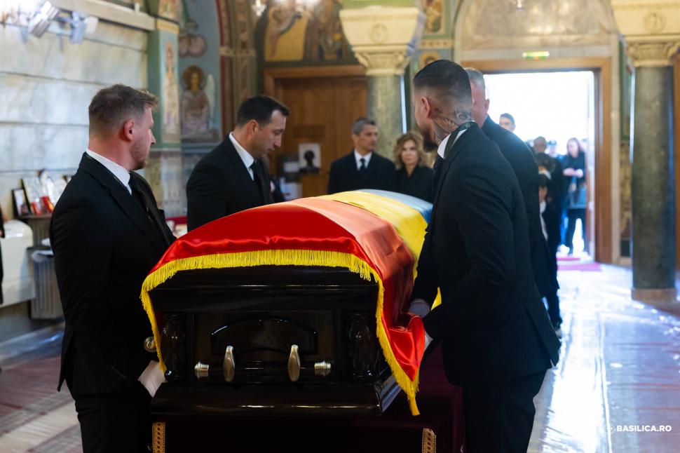 Mircea Lucescu a fost înmormântat cu onoruri militare la Cimitirul Bellu 1060020