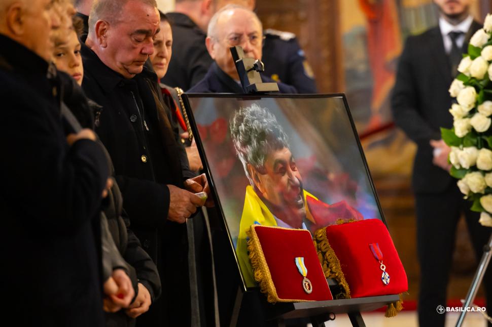 Mircea Lucescu a fost înmormântat cu onoruri militare la Cimitirul Bellu 1060022