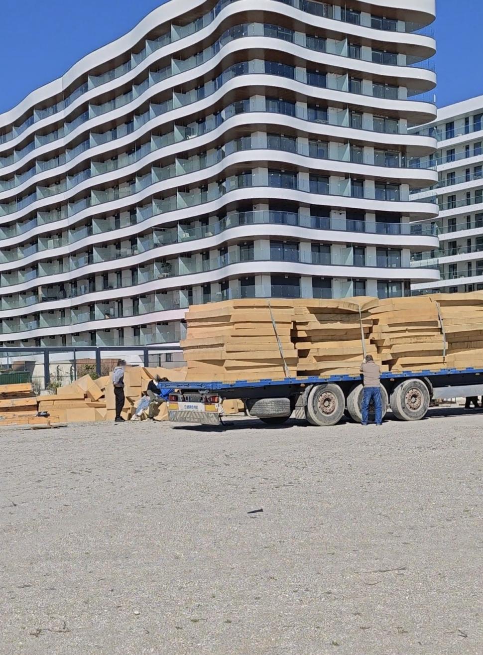 Amenajări ilegale pe plajă, la Năvodari, înainte de Paşte. Inspectorii de la Apele Române au dat o amendă de 20.000 de lei 1060123