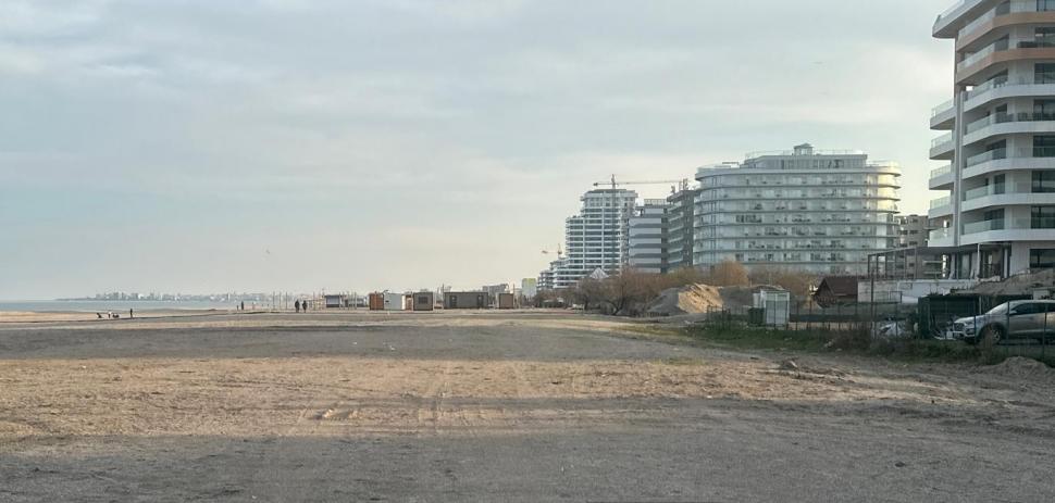 Amenajări ilegale pe plajă, la Năvodari, înainte de Paşte. Inspectorii de la Apele Române au dat o amendă de 20.000 de lei 1060125