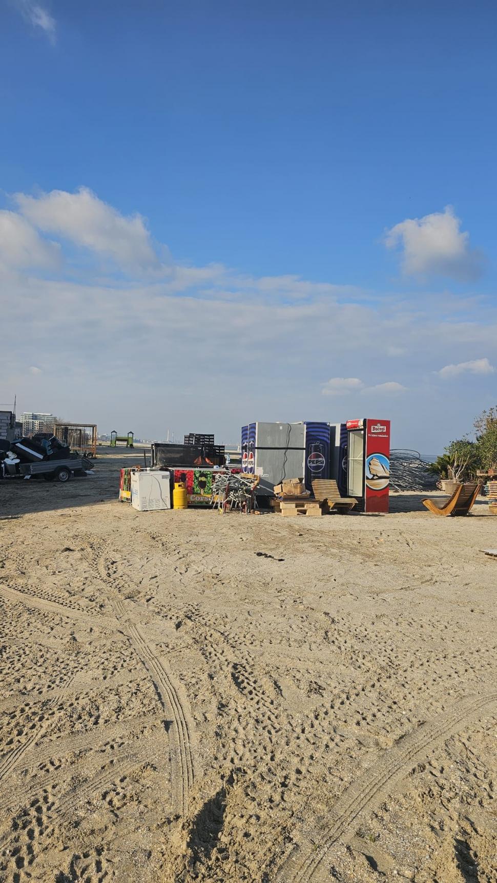 Amenajări ilegale pe plajă, la Năvodari, înainte de Paşte. Inspectorii de la Apele Române au dat o amendă de 20.000 de lei 1060127