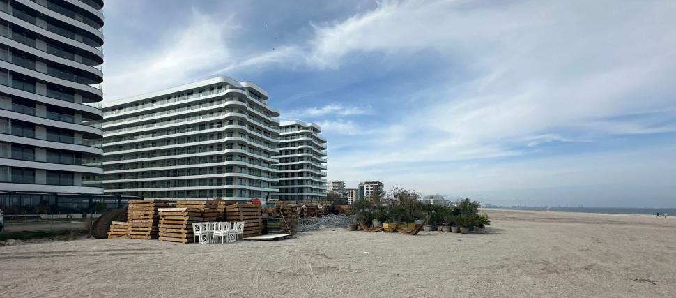 Amenajări ilegale pe plajă, la Năvodari, înainte de Paşte. Inspectorii de la Apele Române au dat o amendă de 20.000 de lei 1060128