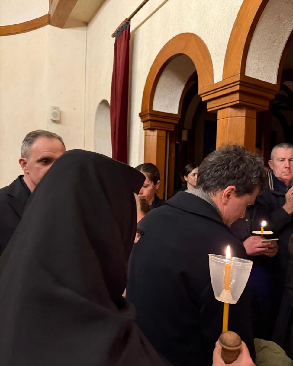 Nicușor Dan a fost la mănăstirea Cornu în Vinerea Mare. Șeful CJ Prahova: „Fără anunț, fără protocol” 1060118