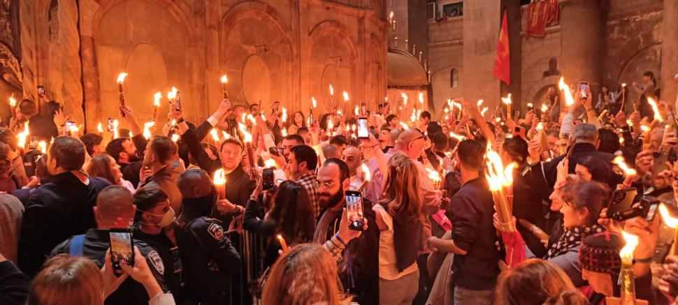 S-a aprins Lumina Sfântă de la Ierusalim. Ce semnificaţie are şi când ajunge în România 1060181