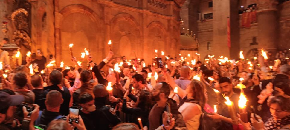 S-a aprins Lumina Sfântă de la Ierusalim. Ce semnificaţie are şi când ajunge în România 1060183