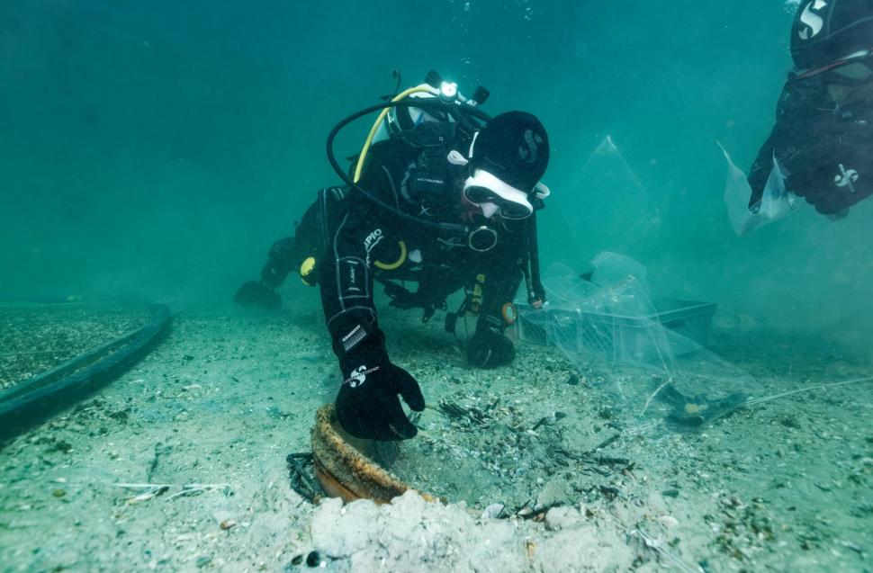 O pată neagră dintr-un lac din Elveția a dus la o descoperire spectaculoasă: Peste 1.000 de artefacte romane recuperate de arheologi 1060336