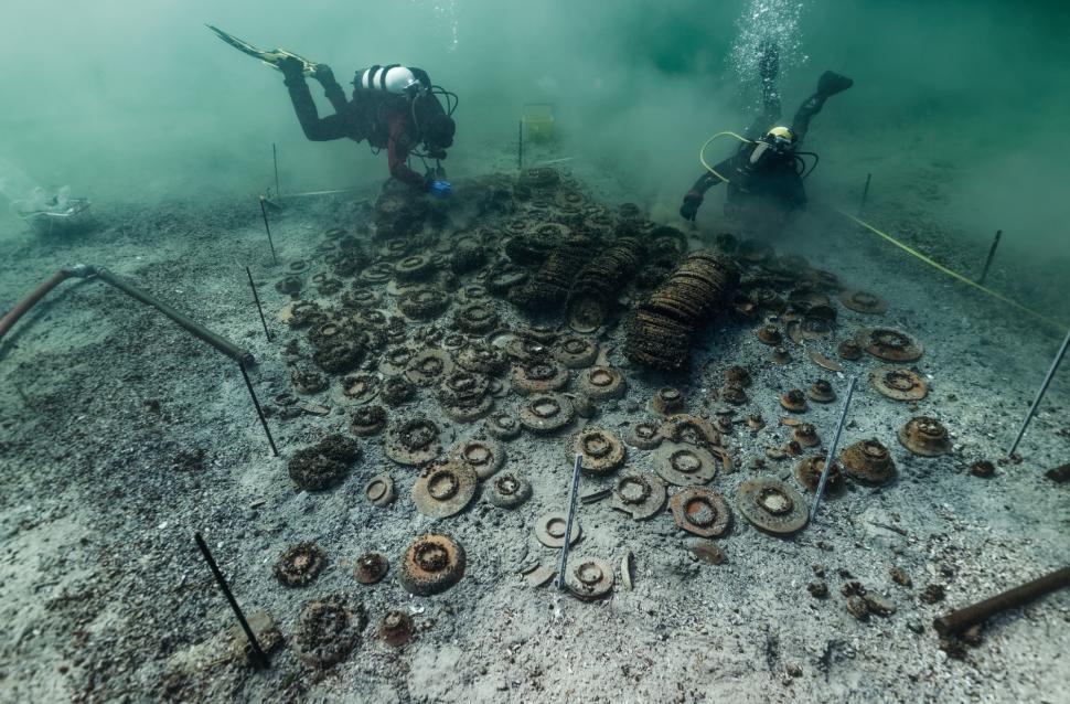 O pată neagră dintr-un lac din Elveția a dus la o descoperire spectaculoasă: Peste 1.000 de artefacte romane recuperate de arheologi 1060339