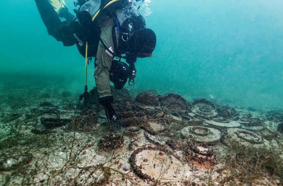 O pată neagră dintr-un lac din Elveția a dus la o descoperire spectaculoasă: Peste 1.000 de artefacte romane recuperate de arheologi 1060340