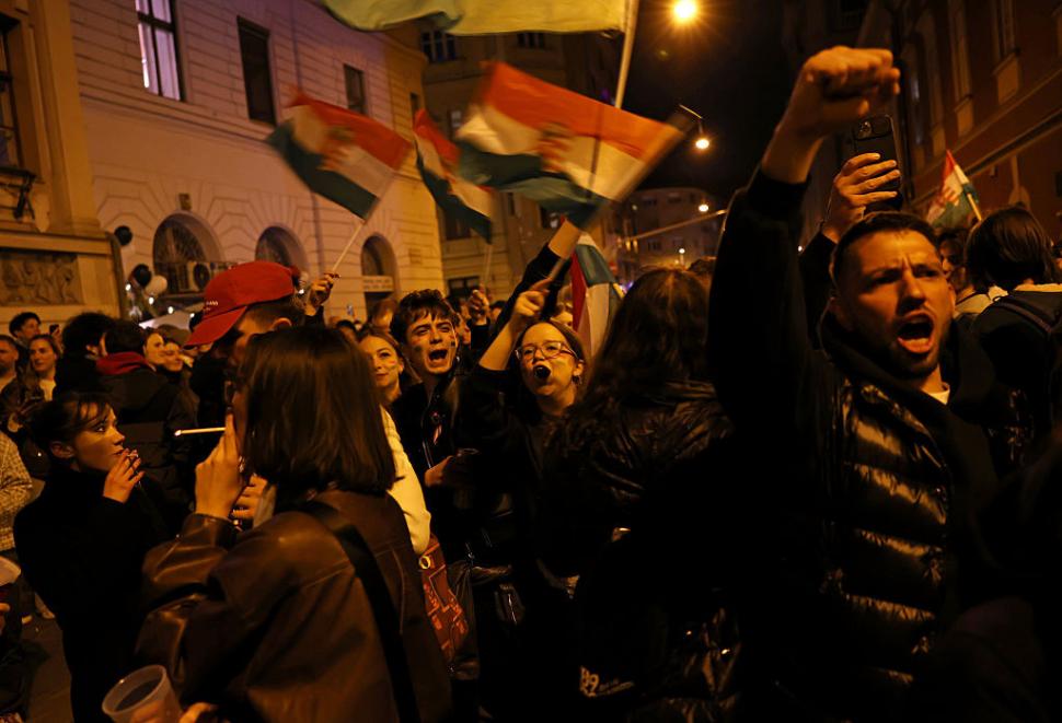 Zeci de mii de oameni au sărbătorit în stradă, la Budapesta, înfrângerea lui Viktor Orban. "M-am rugat pentru asta timp de 16 ani" 1060385