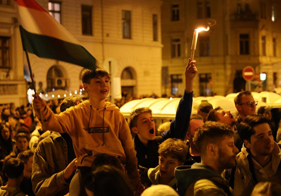 Zeci de mii de oameni au sărbătorit în stradă, la Budapesta, înfrângerea lui Viktor Orban. "M-am rugat pentru asta timp de 16 ani" 1060386