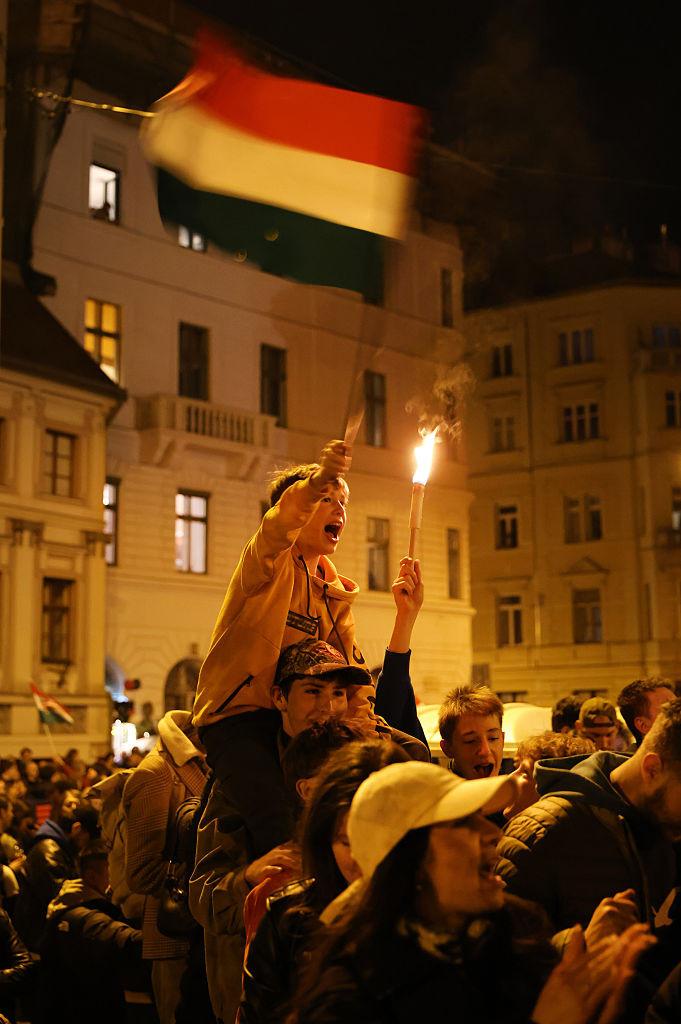 Zeci de mii de oameni au sărbătorit în stradă, la Budapesta, înfrângerea lui Viktor Orban. "M-am rugat pentru asta timp de 16 ani" 1060387