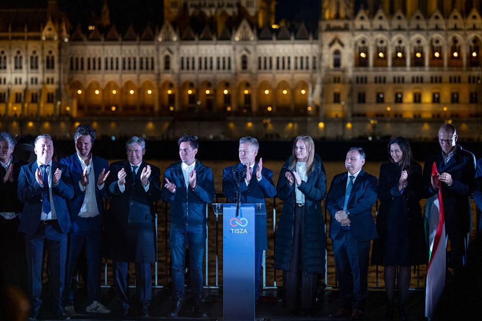 Zeci de mii de oameni au sărbătorit în stradă, la Budapesta, înfrângerea lui Viktor Orban. "M-am rugat pentru asta timp de 16 ani" 1060388