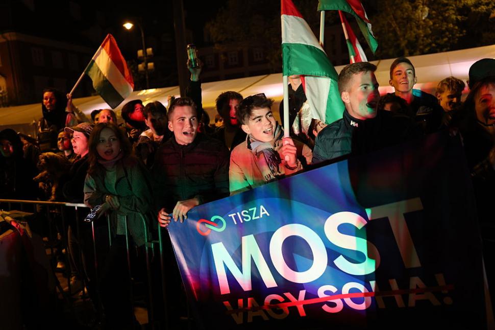 Zeci de mii de oameni au sărbătorit în stradă, la Budapesta, înfrângerea lui Viktor Orban. "M-am rugat pentru asta timp de 16 ani" 1060389