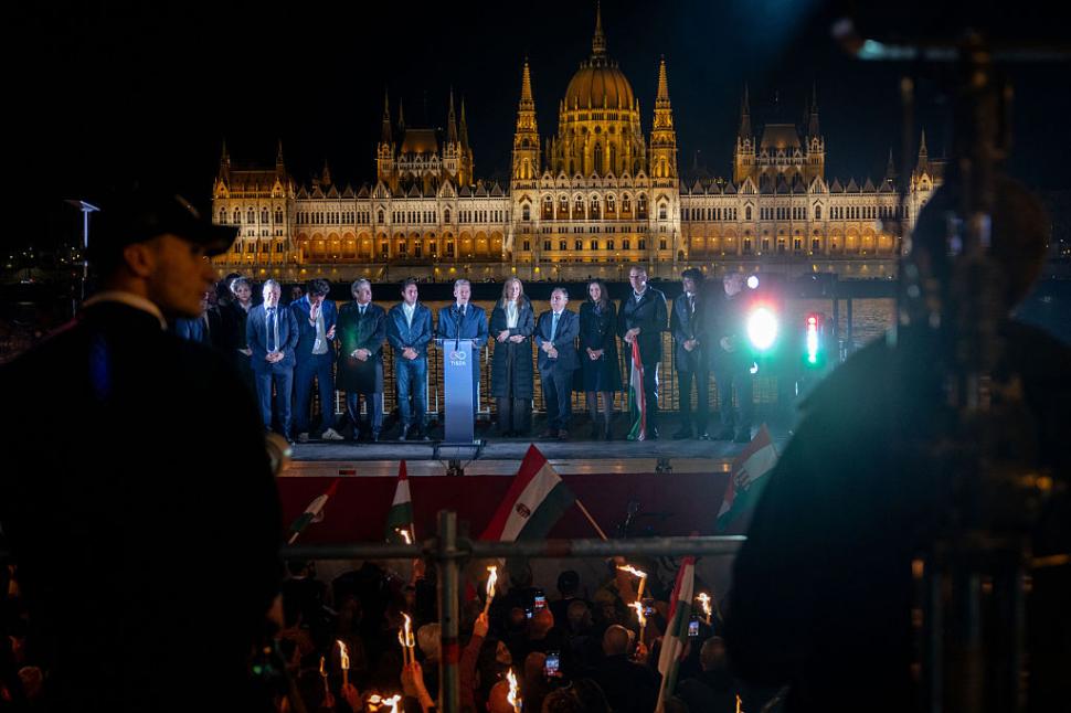 Zeci de mii de oameni au sărbătorit în stradă, la Budapesta, înfrângerea lui Viktor Orban. "M-am rugat pentru asta timp de 16 ani" 1060390